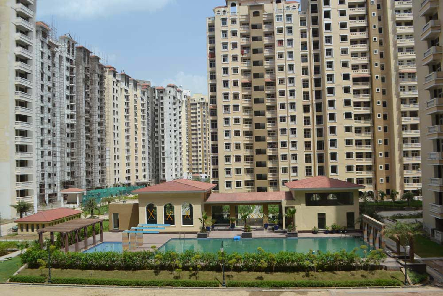 4 bhk + servant Apartment available for sale in Amrapali Siliconcity