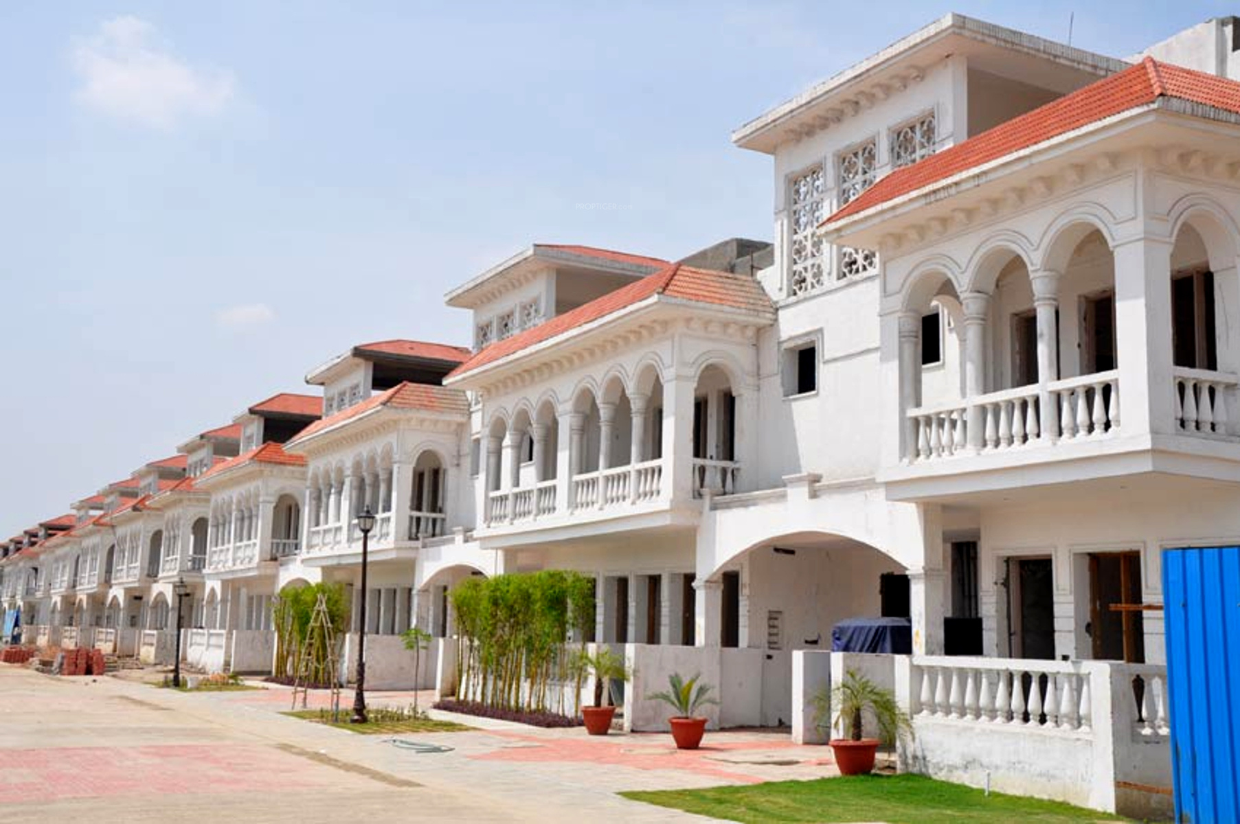 4 bhk + servant + 1 Room Expendable Independent House available for sale in Amrapali Leisure Valley Villa